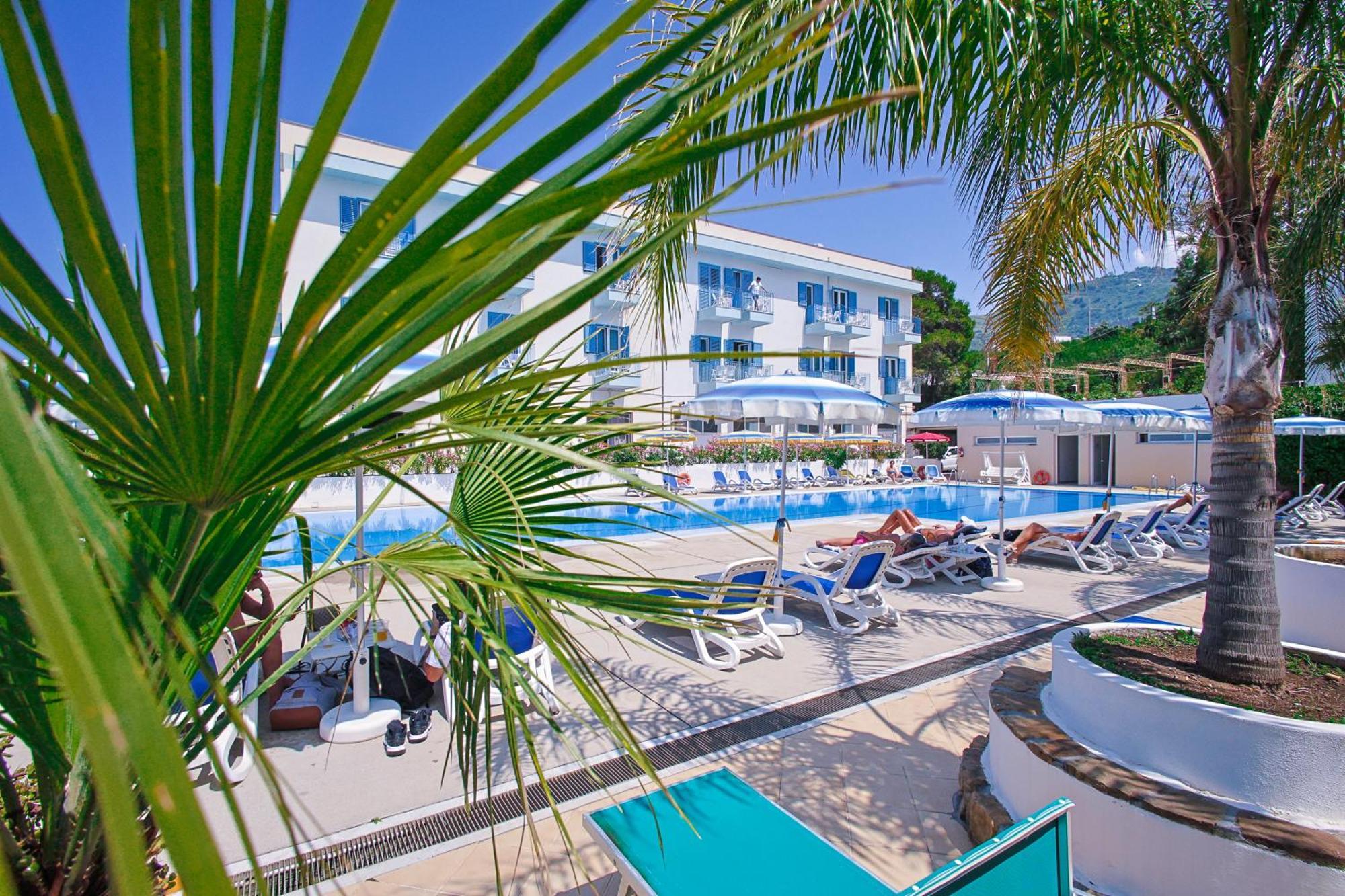 Hotel Tourist Чефалу Экстерьер фото