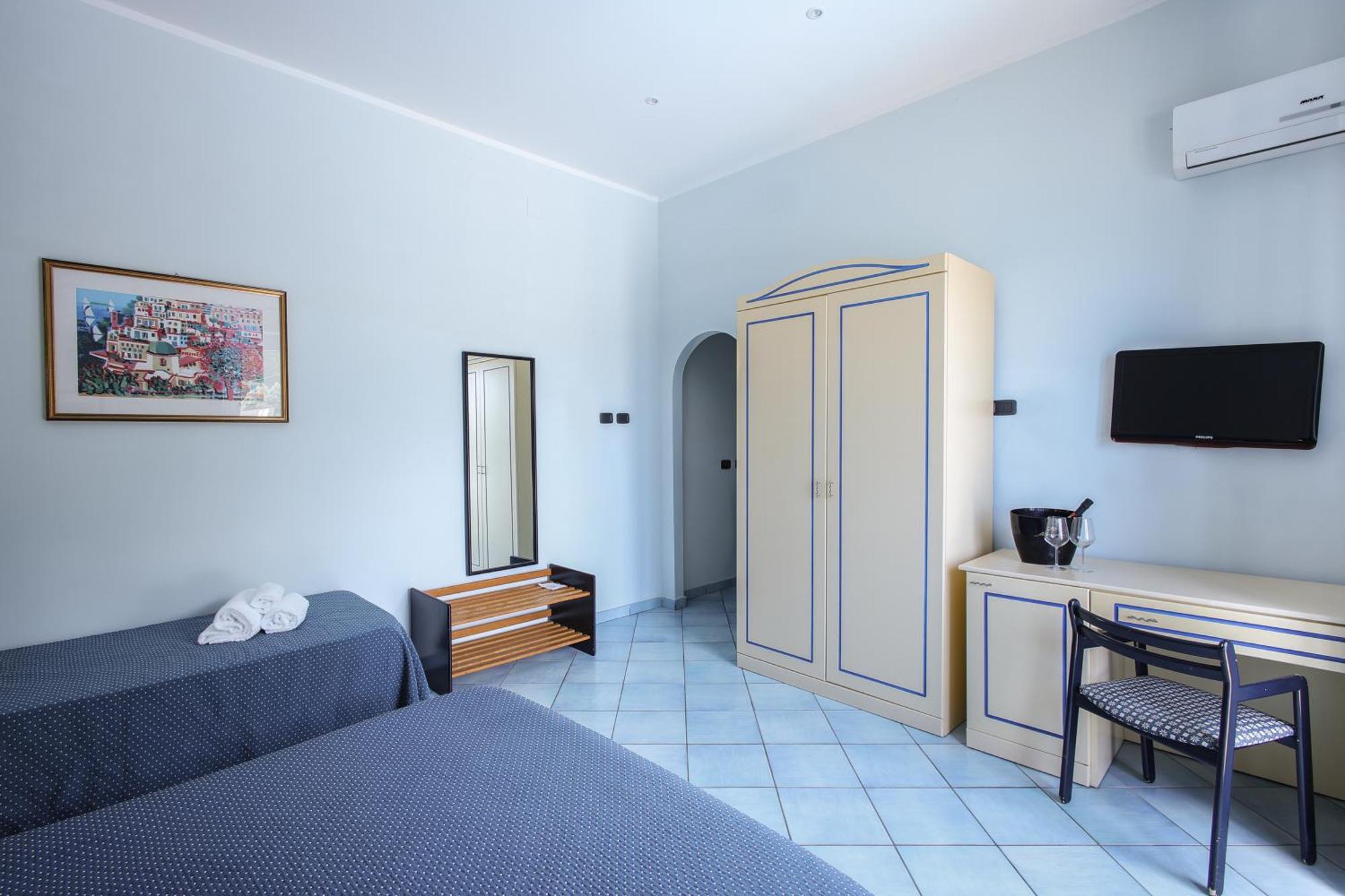Hotel Tourist Чефалу Экстерьер фото