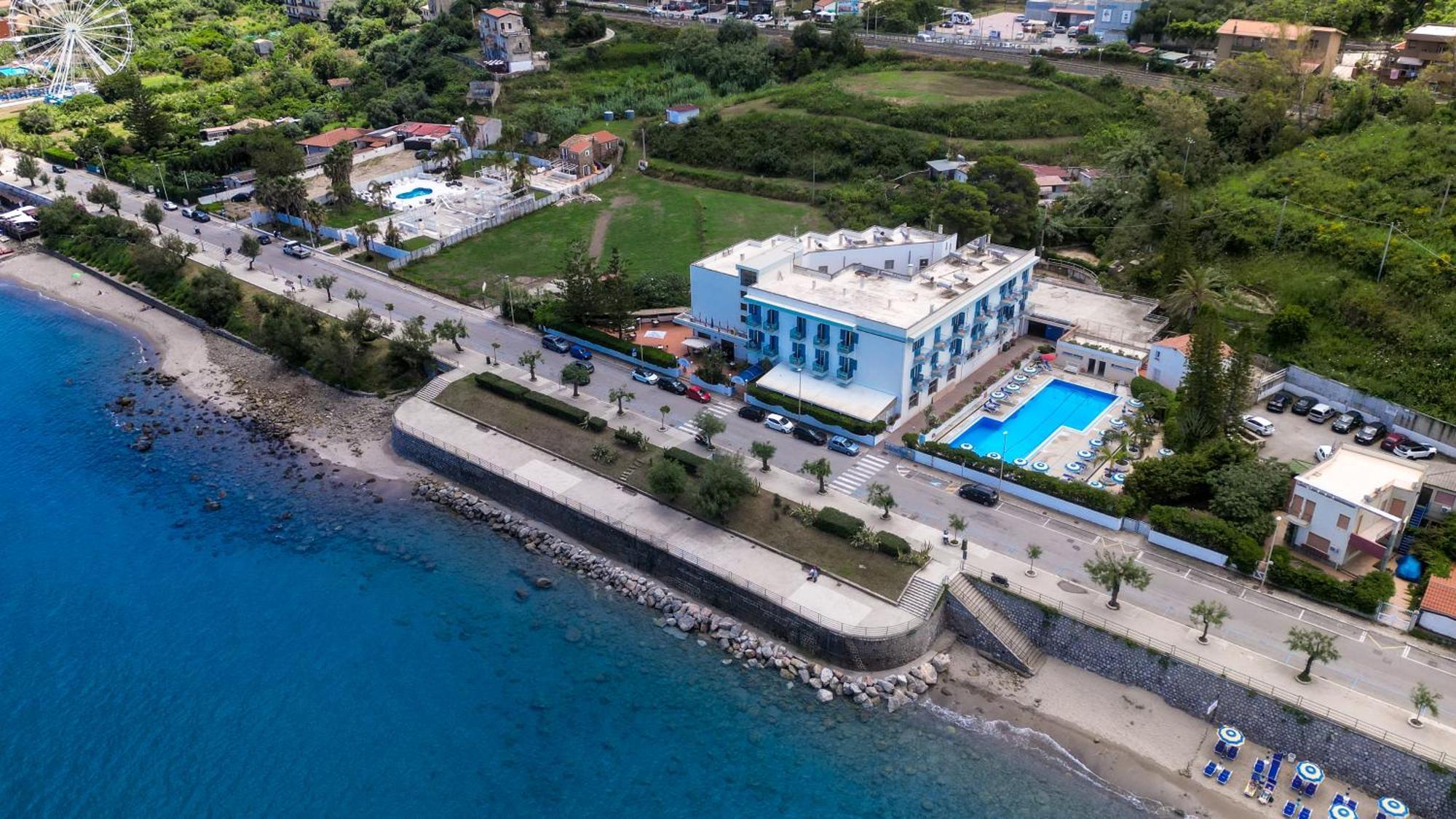 Hotel Tourist Чефалу Экстерьер фото