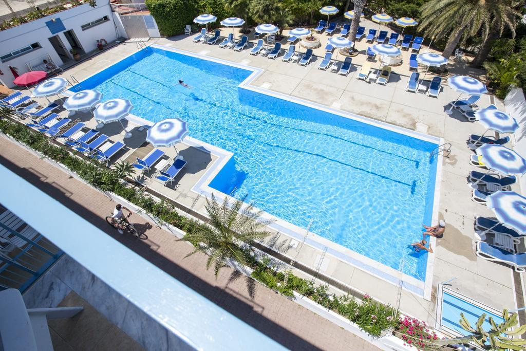 Hotel Tourist Чефалу Экстерьер фото